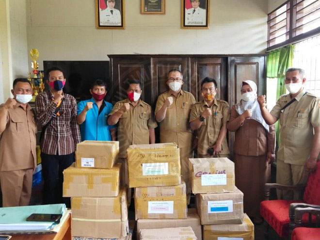 Bersama Penerbit Buku Disdikbud Kobar Salurkan Bantuan Peduli Sekolah