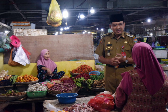 Upaya Tekan Inflasi Pj Bupati Kobar Monitoring Harga Barang Pokok Di