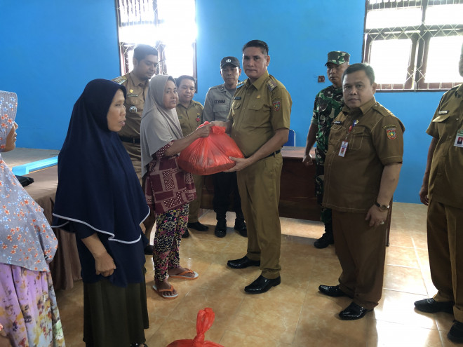 Pj Bupati Kobar Anang Dirjo Pantau Pasar Murah Di Desa Kumpai Batu Atas