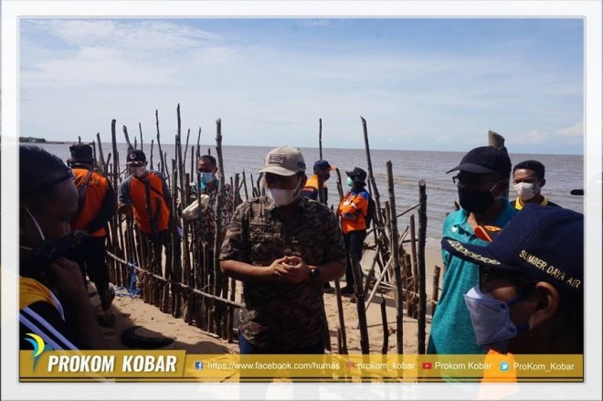 Wakil Bupati Kobar Tinjau Lokasi Abrasi Pantai Desa Keraya